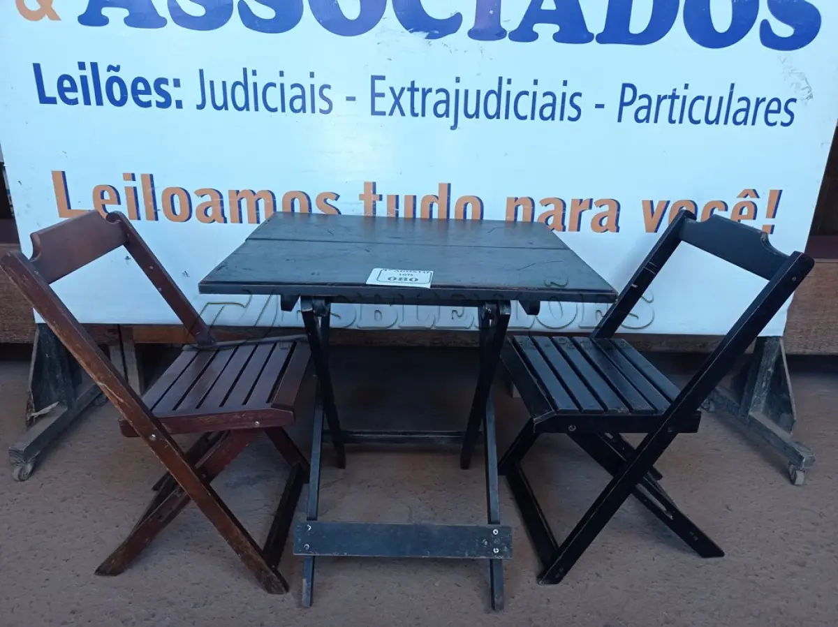 LOTE 080 - 01 MESA EM MADEIRA COM 02 CADEIRAS DOBRÁVEL COM AVARIAS. (NO ESTADO) ATENÇÃO! FAZER A VISITAÇÃO ANTES DE ARREMATAR, NÃO SABEMOS SE FUNCIONA. LEILÃO NÃO TEM GARANTIA E NEM DEVOLUÇÃO, SUJEITO A POSSÍVEIS AVARIAS VISÍVEIS/OCULTAS E/OU AUSÊNCIA DE COMPONENTES.