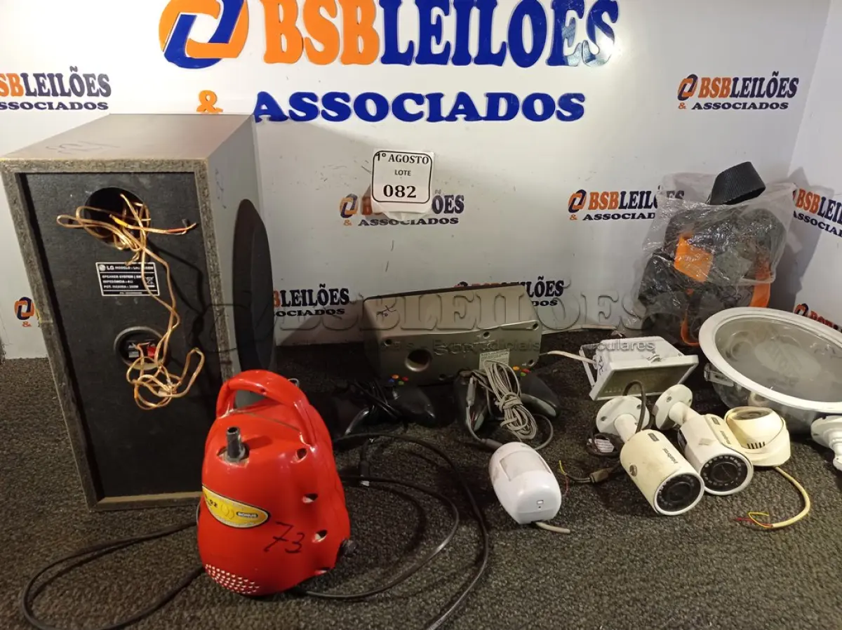 LOTE 082 - 02 CAIXAS DE SOM, 01 INFLADOR PARA BALÕES, 02 LUMINÁRIAS, 04 CÂMERAS, 02 CONTROLES PARA GAME E 01 MACACÃO. (NO ESTADO) ATENÇÃO! FAZER A VISITAÇÃO ANTES DE ARREMATAR, NÃO SABEMOS SE FUNCIONA. LEILÃO NÃO TEM GARANTIA E NEM DEVOLUÇÃO, SUJEITO A POSSÍVEIS AVARIAS VISÍVEIS/OCULTAS E/OU AUSÊNCIA DE COMPONENTES.