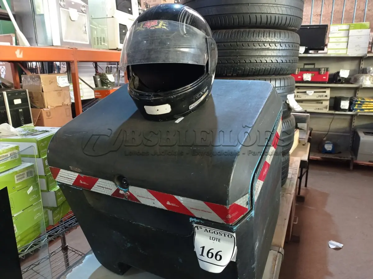 LOTE 166 - 01 BAÚ PARA MOTO COM CAPACETE. (NO ESTADO) ATENÇÃO! FAZER A VISITAÇÃO ANTES DE ARREMATAR, NÃO SABEMOS SE FUNCIONA. LEILÃO NÃO TEM GARANTIA E NEM DEVOLUÇÃO, SUJEITO A POSSÍVEIS AVARIAS VISÍVEIS/OCULTAS E/OU AUSÊNCIA DE COMPONENTES.