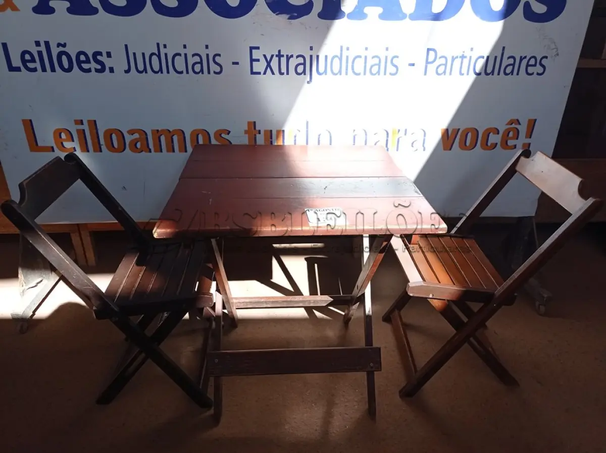 LOTE 130 - 01 MESA EM MADEIRA COM 02 CADEIRAS DOBRÁVEL COM AVARIAS. (NO ESTADO) ATENÇÃO! FAZER A VISITAÇÃO ANTES DE ARREMATAR, NÃO SABEMOS SE FUNCIONA. LEILÃO NÃO TEM GARANTIA E NEM DEVOLUÇÃO, SUJEITO A POSSÍVEIS AVARIAS VISÍVEIS/OCULTAS E/OU AUSÊNCIA DE COMPONENTES.