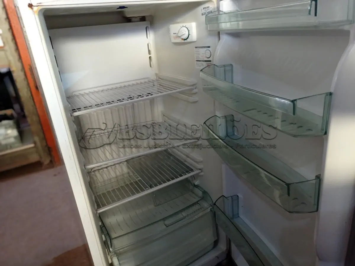 LOTE 171 - 01 GELADEIRA BRASTEMP CLEAN 110VOLTS. (NO ESTADO) ATENÇÃO! FAZER A VISITAÇÃO ANTES DE ARREMATAR, NÃO SABEMOS SE FUNCIONA. LEILÃO NÃO TEM GARANTIA E NEM DEVOLUÇÃO, SUJEITO A POSSÍVEIS AVARIAS VISÍVEIS/OCULTAS E/OU AUSÊNCIA DE COMPONENTES.