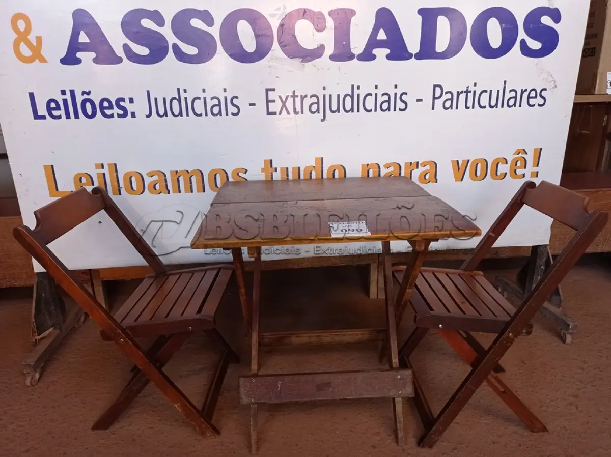 LOTE 090 - 01 MESA EM MADEIRA COM 02 CADEIRAS DOBRÁVEL COM AVARIAS. (NO ESTADO) ATENÇÃO! FAZER A VISITAÇÃO ANTES DE ARREMATAR, NÃO SABEMOS SE FUNCIONA. LEILÃO NÃO TEM GARANTIA E NEM DEVOLUÇÃO, SUJEITO A POSSÍVEIS AVARIAS VISÍVEIS/OCULTAS E/OU AUSÊNCIA DE COMPONENTES.