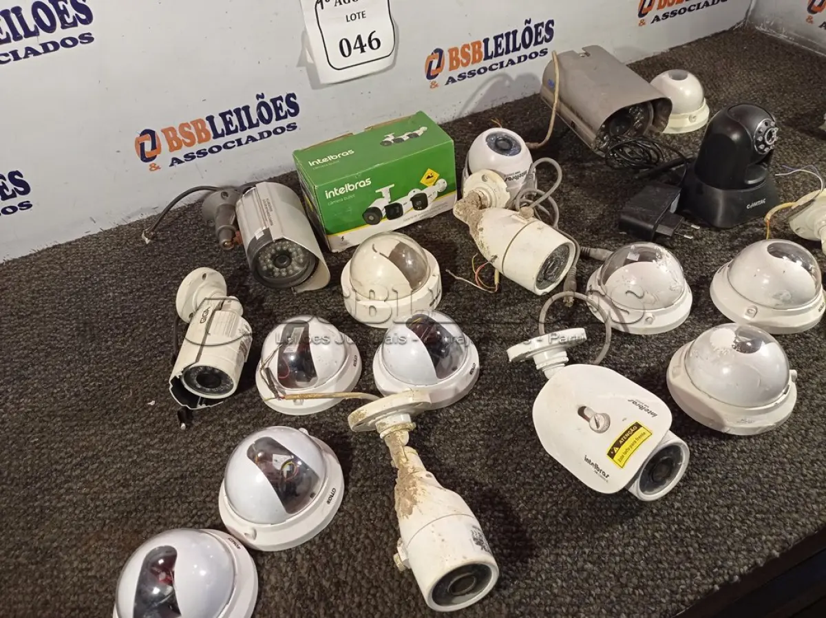 LOTE 046 - 01 LOTE COM DIVERSAS CÂMERAS. (NO ESTADO) ATENÇÃO! FAZER A VISITAÇÃO ANTES DE ARREMATAR, NÃO SABEMOS SE FUNCIONA. LEILÃO NÃO TEM GARANTIA E NEM DEVOLUÇÃO, SUJEITO A POSSÍVEIS AVARIAS VISÍVEIS/OCULTAS E/OU AUSÊNCIA DE COMPONENTES.