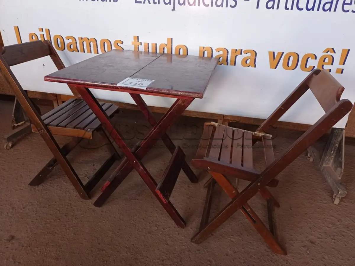 LOTE 110 - 01 MESA EM MADEIRA COM 02 CADEIRAS DOBRÁVEL COM AVARIAS. (NO ESTADO) ATENÇÃO! FAZER A VISITAÇÃO ANTES DE ARREMATAR, NÃO SABEMOS SE FUNCIONA. LEILÃO NÃO TEM GARANTIA E NEM DEVOLUÇÃO, SUJEITO A POSSÍVEIS AVARIAS VISÍVEIS/OCULTAS E/OU AUSÊNCIA DE COMPONENTES.