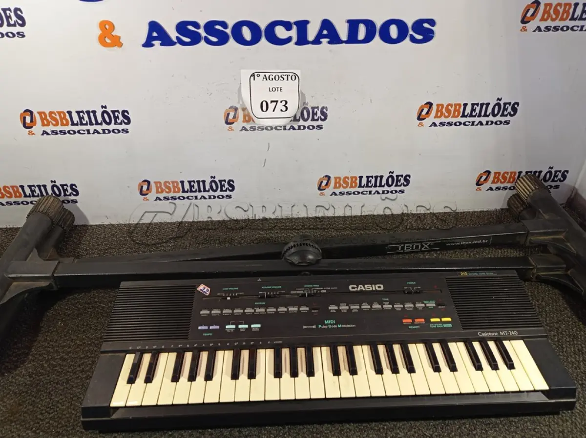 LOTE 073 - 01 TECLADO CASIO COM TRIPÉ. (NO ESTADO) ATENÇÃO! FAZER A VISITAÇÃO ANTES DE ARREMATAR, NÃO SABEMOS SE FUNCIONA. LEILÃO NÃO TEM GARANTIA E NEM DEVOLUÇÃO, SUJEITO A POSSÍVEIS AVARIAS VISÍVEIS/OCULTAS E/OU AUSÊNCIA DE COMPONENTES.