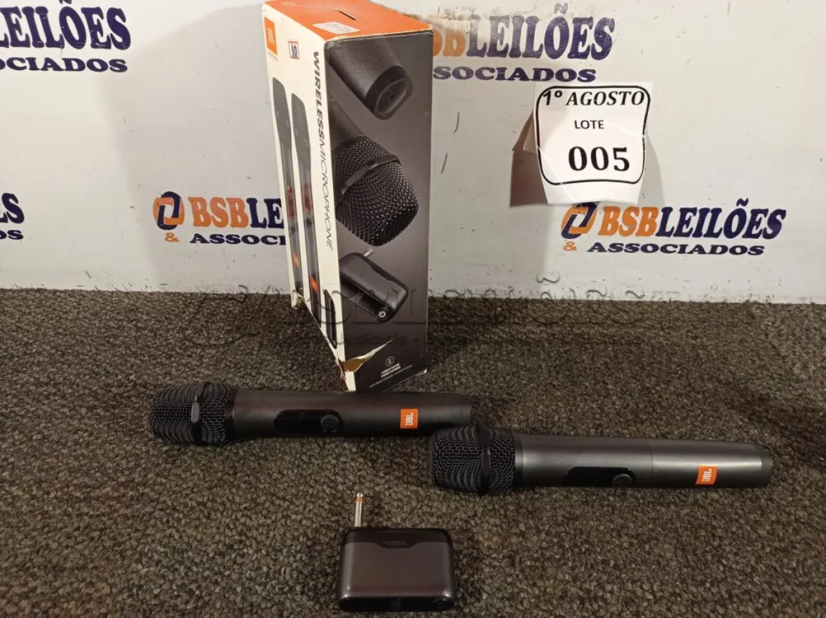 LOTE 005 - 01 PAR DE MICROFONES WIRELESS. (NO ESTADO) ATENÇÃO! FAZER A VISITAÇÃO ANTES DE ARREMATAR, NÃO SABEMOS SE FUNCIONA. LEILÃO NÃO TEM GARANTIA E NEM DEVOLUÇÃO, SUJEITO A POSSÍVEIS AVARIAS VISÍVEIS/OCULTAS E/OU AUSÊNCIA DE COMPONENTES.