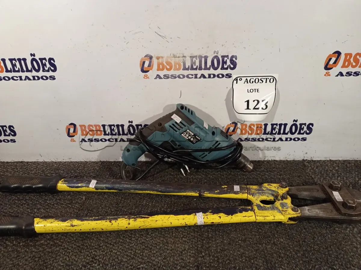 LOTE 123 - 01 FURADEIRA WESCA E 01 TESOURA PARA CORTE DE VERGALHÃO. (NO ESTADO) ATENÇÃO! FAZER A VISITAÇÃO ANTES DE ARREMATAR, NÃO SABEMOS SE FUNCIONA. LEILÃO NÃO TEM GARANTIA E NEM DEVOLUÇÃO, SUJEITO A POSSÍVEIS AVARIAS VISÍVEIS/OCULTAS E/OU AUSÊNCIA DE COMPONENTES.
