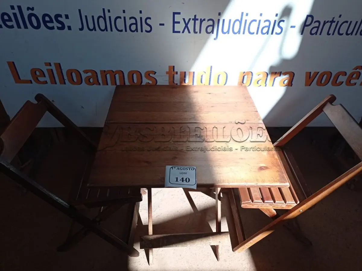 LOTE 140 - 01 MESA EM MADEIRA COM 02 CADEIRAS DOBRÁVEL COM AVARIAS. (NO ESTADO) ATENÇÃO! FAZER A VISITAÇÃO ANTES DE ARREMATAR, NÃO SABEMOS SE FUNCIONA. LEILÃO NÃO TEM GARANTIA E NEM DEVOLUÇÃO, SUJEITO A POSSÍVEIS AVARIAS VISÍVEIS/OCULTAS E/OU AUSÊNCIA DE COMPONENTES.