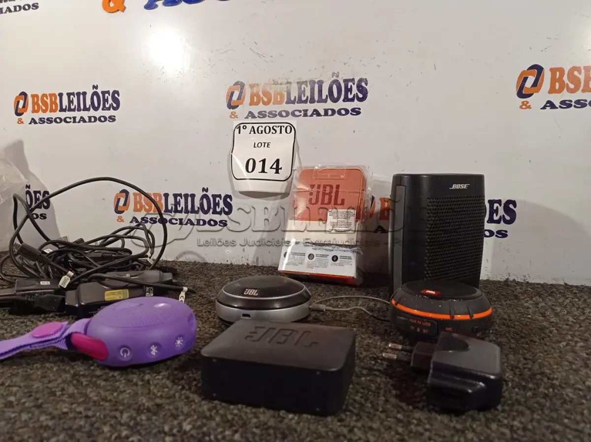 LOTE 014 - 06 MINI CAIXAS DE SOM DIVERSAS MARCAS E CARREGADORES DIVERSOS. (NO ESTADO) ATENÇÃO! FAZER A VISITAÇÃO ANTES DE ARREMATAR, NÃO SABEMOS SE FUNCIONA. LEILÃO NÃO TEM GARANTIA E NEM DEVOLUÇÃO, SUJEITO A POSSÍVEIS AVARIAS VISÍVEIS/OCULTAS E/OU AUSÊNCIA DE COMPONENTES.