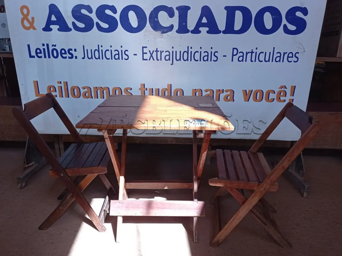 LOTE 150 - 01 MESA EM MADEIRA COM 02 CADEIRAS DOBRÁVEL COM AVARIAS. (NO ESTADO) ATENÇÃO! FAZER A VISITAÇÃO ANTES DE ARREMATAR, NÃO SABEMOS SE FUNCIONA. LEILÃO NÃO TEM GARANTIA E NEM DEVOLUÇÃO, SUJEITO A POSSÍVEIS AVARIAS VISÍVEIS/OCULTAS E/OU AUSÊNCIA DE COMPONENTES.