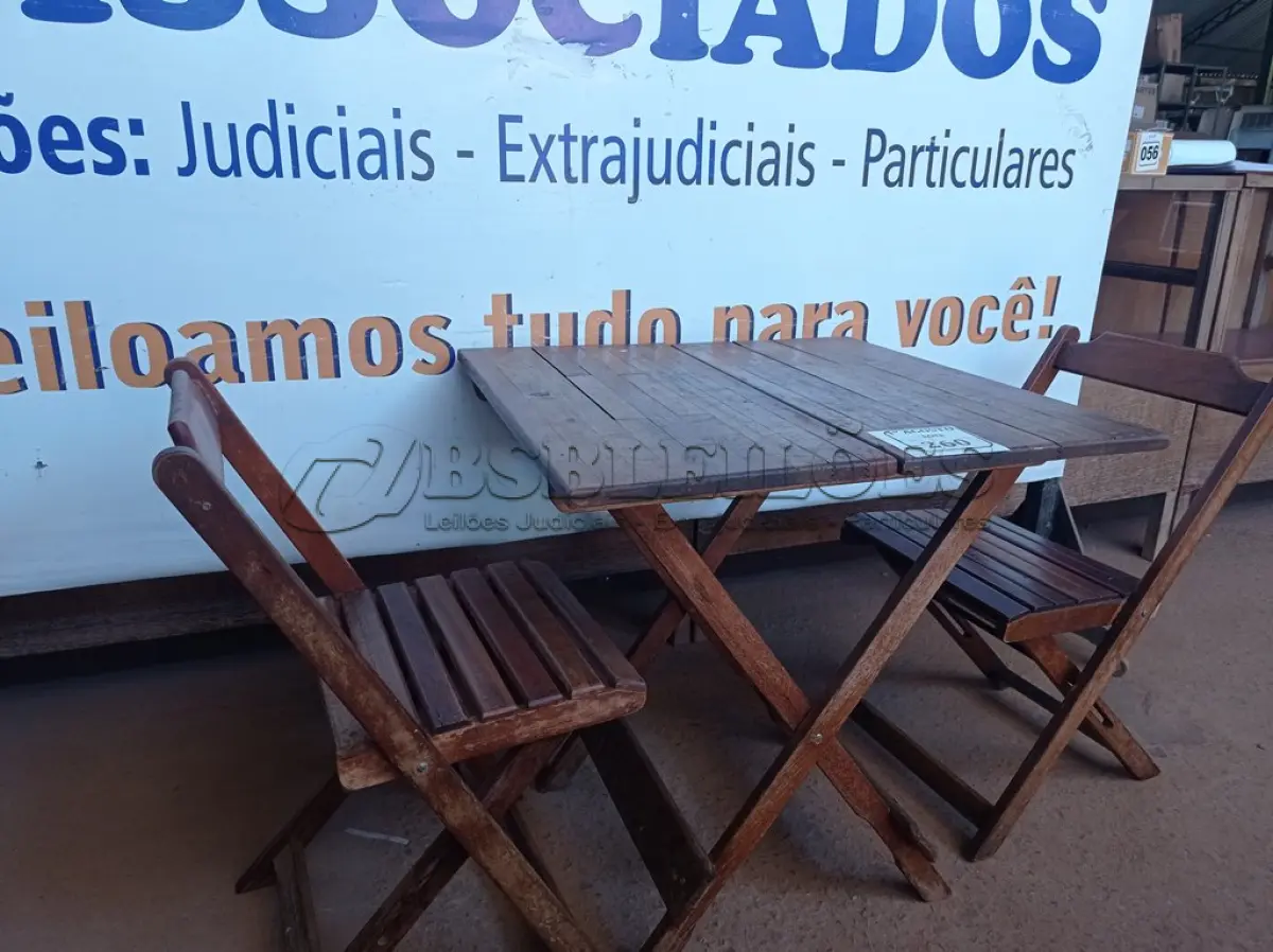 LOTE 260 - 01 MESA COM 02 CADEIRAS EM MADEIRA. (NO ESTADO) ATENÇÃO! FAZER A VISITAÇÃO ANTES DE ARREMATAR, NÃO SABEMOS SE FUNCIONA. LEILÃO NÃO TEM GARANTIA E NEM DEVOLUÇÃO, SUJEITO A POSSÍVEIS AVARIAS VISÍVEIS/OCULTAS E/OU AUSÊNCIA DE COMPONENTES.