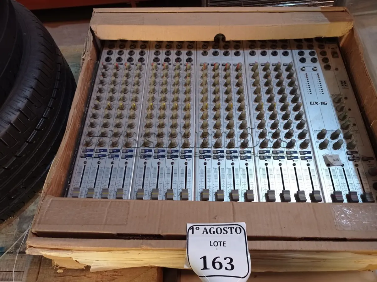 LOTE 163 - 01 MESA DE SOM UX -16 STANER (NO ESTADO) ATENÇÃO! FAZER A VISITAÇÃO ANTES DE ARREMATAR, NÃO SABEMOS SE FUNCIONA. LEILÃO NÃO TEM GARANTIA E NEM DEVOLUÇÃO, SUJEITO A POSSÍVEIS AVARIAS VISÍVEIS/OCULTAS E/OU AUSÊNCIA DE COMPONENTES.