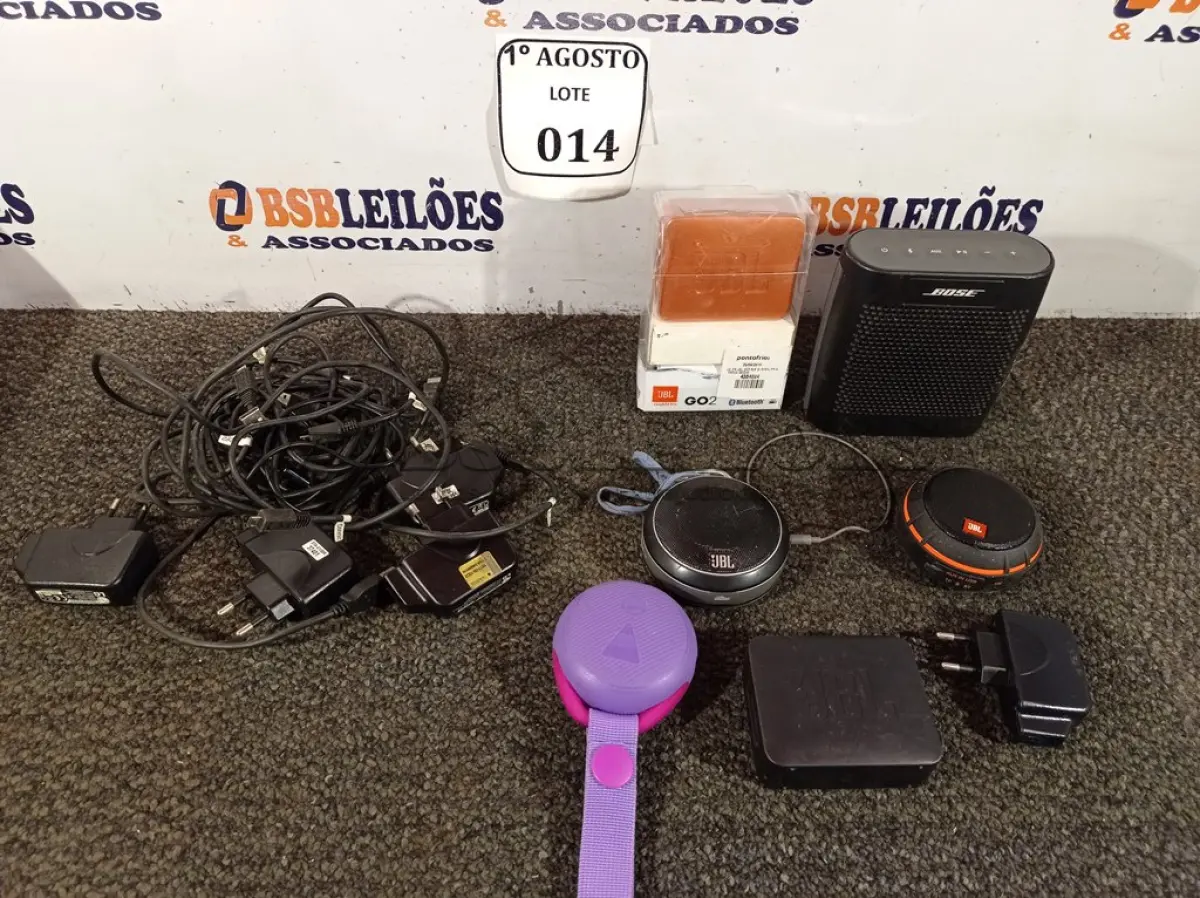 LOTE 014 - 06 MINI CAIXAS DE SOM DIVERSAS MARCAS E CARREGADORES DIVERSOS. (NO ESTADO) ATENÇÃO! FAZER A VISITAÇÃO ANTES DE ARREMATAR, NÃO SABEMOS SE FUNCIONA. LEILÃO NÃO TEM GARANTIA E NEM DEVOLUÇÃO, SUJEITO A POSSÍVEIS AVARIAS VISÍVEIS/OCULTAS E/OU AUSÊNCIA DE COMPONENTES.