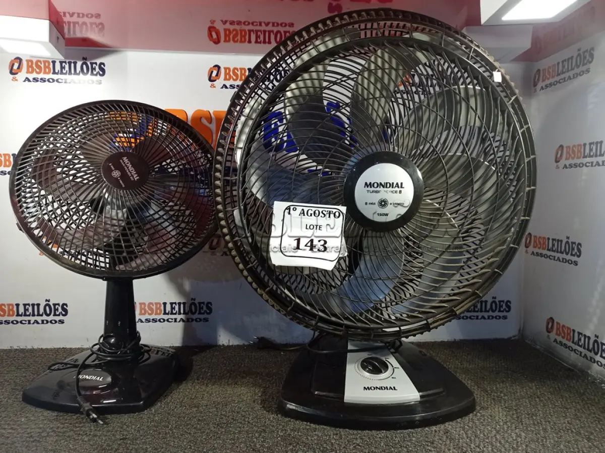 LOTE 143 - 02 VENTILADORES COM AVARIAS. (NO ESTADO) ATENÇÃO! FAZER A VISITAÇÃO ANTES DE ARREMATAR, NÃO SABEMOS SE FUNCIONA. LEILÃO NÃO TEM GARANTIA E NEM DEVOLUÇÃO, SUJEITO A POSSÍVEIS AVARIAS VISÍVEIS/OCULTAS E/OU AUSÊNCIA DE COMPONENTES.