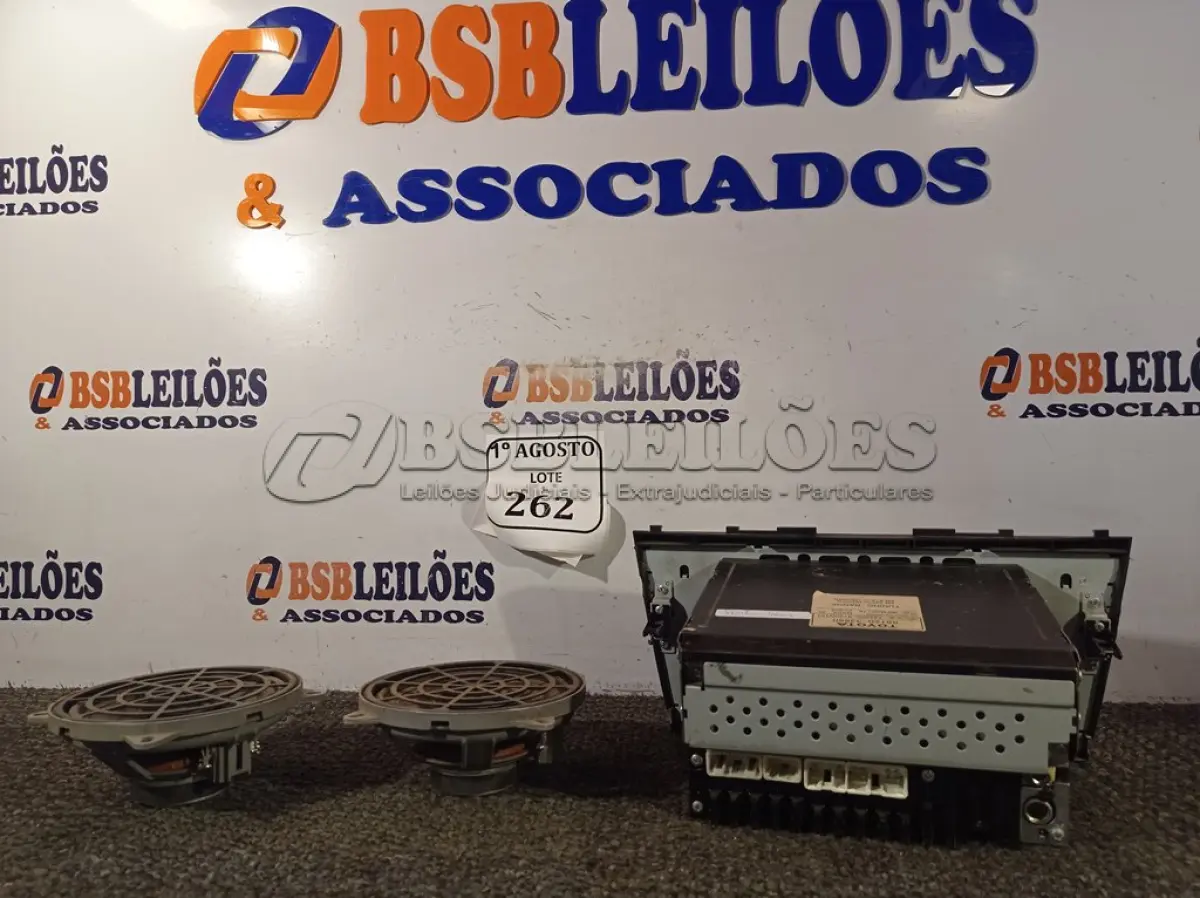 LOTE 262 - 01 SOM AUTOMOTIVO TOYOTA COM 02 ALTO FALANTES. (NO ESTADO) ATENÇÃO! FAZER A VISITAÇÃO ANTES DE ARREMATAR, NÃO SABEMOS SE FUNCIONA. LEILÃO NÃO TEM GARANTIA E NEM DEVOLUÇÃO, SUJEITO A POSSÍVEIS AVARIAS VISÍVEIS/OCULTAS E/OU AUSÊNCIA DE COMPONENTES.