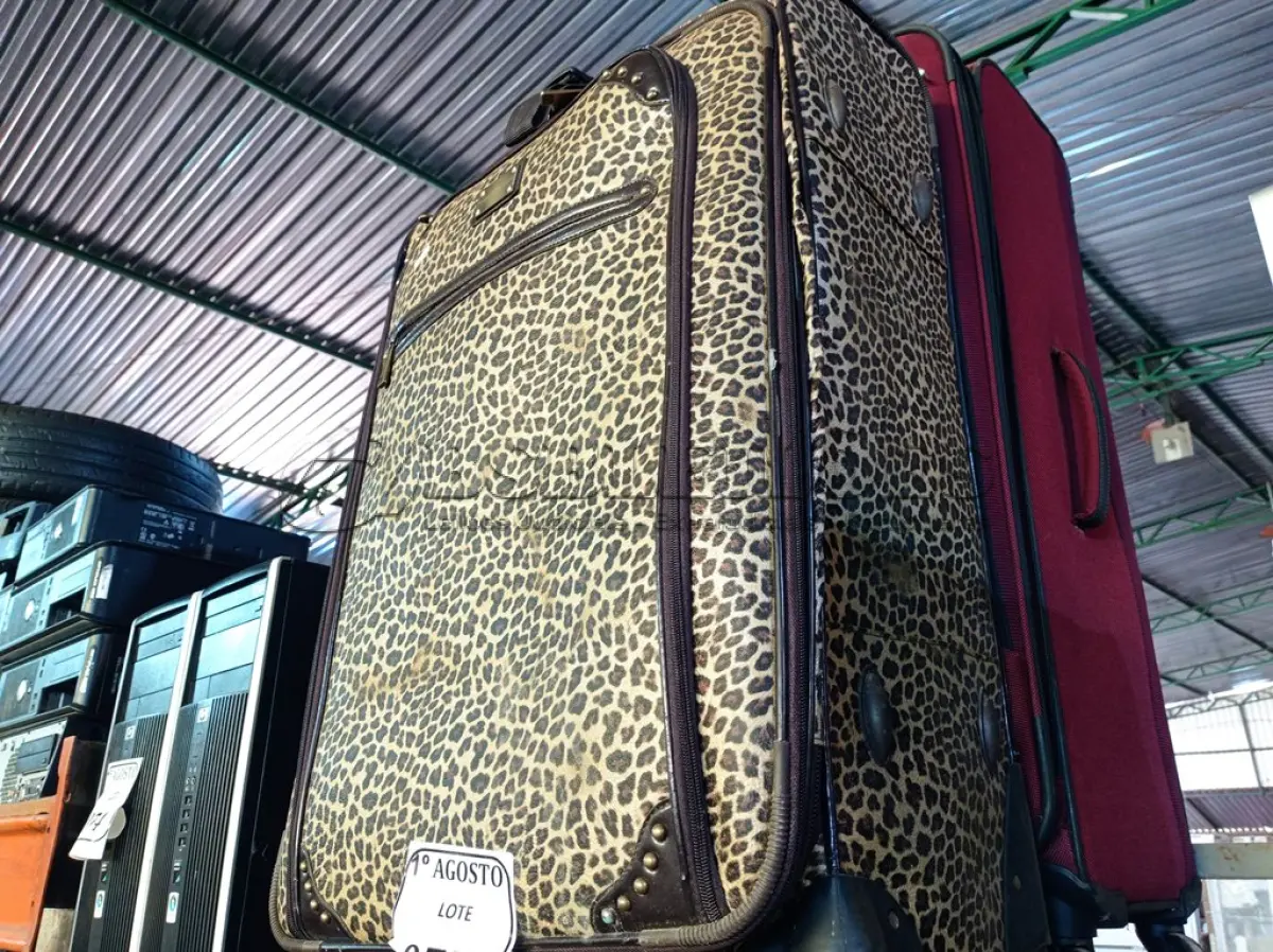 LOTE 075 - 02 MALAS PARA VIAGEM (NO ESTADO) ATENÇÃO! FAZER A VISITAÇÃO ANTES DE ARREMATAR, NÃO SABEMOS SE FUNCIONA. LEILÃO NÃO TEM GARANTIA E NEM DEVOLUÇÃO, SUJEITO A POSSÍVEIS AVARIAS VISÍVEIS/OCULTAS E/OU AUSÊNCIA DE COMPONENTES.
