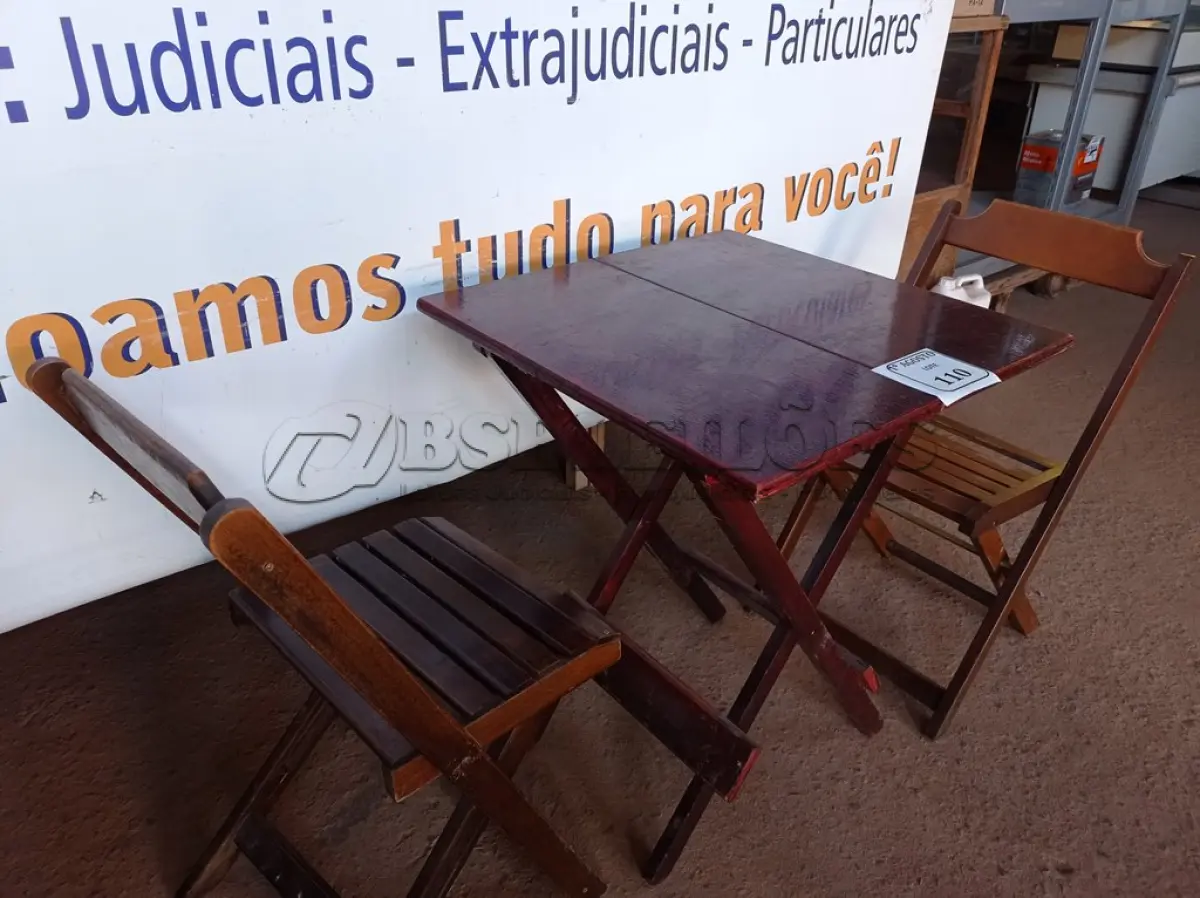 LOTE 110 - 01 MESA EM MADEIRA COM 02 CADEIRAS DOBRÁVEL COM AVARIAS. (NO ESTADO) ATENÇÃO! FAZER A VISITAÇÃO ANTES DE ARREMATAR, NÃO SABEMOS SE FUNCIONA. LEILÃO NÃO TEM GARANTIA E NEM DEVOLUÇÃO, SUJEITO A POSSÍVEIS AVARIAS VISÍVEIS/OCULTAS E/OU AUSÊNCIA DE COMPONENTES.