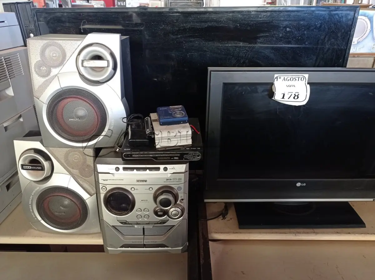 LOTE 178 - 01 MICRO SYSTEM COM CAIXAS DE SOM, MODULO AUTOMOTIVO, GRAVADOR DE MÃO E 01 MP3 SONY E 02 TVS COM AVARIAS. (NO ESTADO) ATENÇÃO! FAZER A VISITAÇÃO ANTES DE ARREMATAR, NÃO SABEMOS SE FUNCIONA. LEILÃO NÃO TEM GARANTIA E NEM DEVOLUÇÃO, SUJEITO A POSSÍVEIS AVARIAS VISÍVEIS/OCULTAS E/OU AUSÊNCIA DE COMPONENTES.