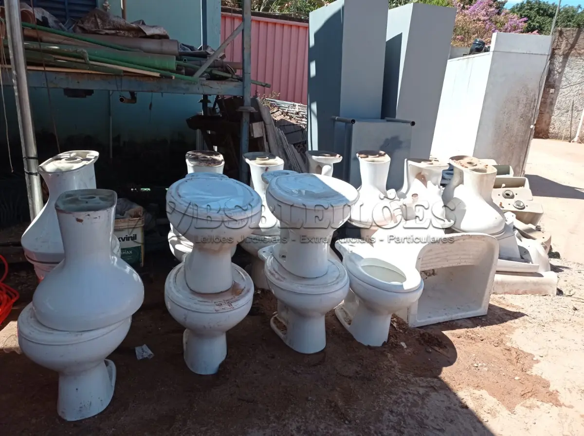 LOTE 340 - 22 VASOS SANITÁRIOS, 02 LAVATÓRIOS, 17 CAIXAS ACOPLADAS E 02 LAVATÓRIOS COM COLUNA.(NO ESTADO) ATENÇÃO! FAZER A VISITAÇÃO ANTES DE ARREMATAR, NÃO SABEMOS SE FUNCIONA. LEILÃO NÃO TEM GARANTIA E NEM DEVOLUÇÃO, SUJEITO A POSSÍVEIS AVARIAS VISÍVEIS/OCULTAS E/OU AUSÊNCIA DE COMPONENTES.