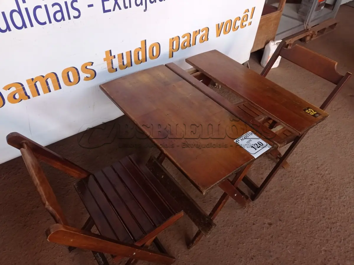LOTE 120 - 01 MESA EM MADEIRA COM 02 CADEIRAS DOBRÁVEL COM AVARIAS. (NO ESTADO) ATENÇÃO! FAZER A VISITAÇÃO ANTES DE ARREMATAR, NÃO SABEMOS SE FUNCIONA. LEILÃO NÃO TEM GARANTIA E NEM DEVOLUÇÃO, SUJEITO A POSSÍVEIS AVARIAS VISÍVEIS/OCULTAS E/OU AUSÊNCIA DE COMPONENTES.