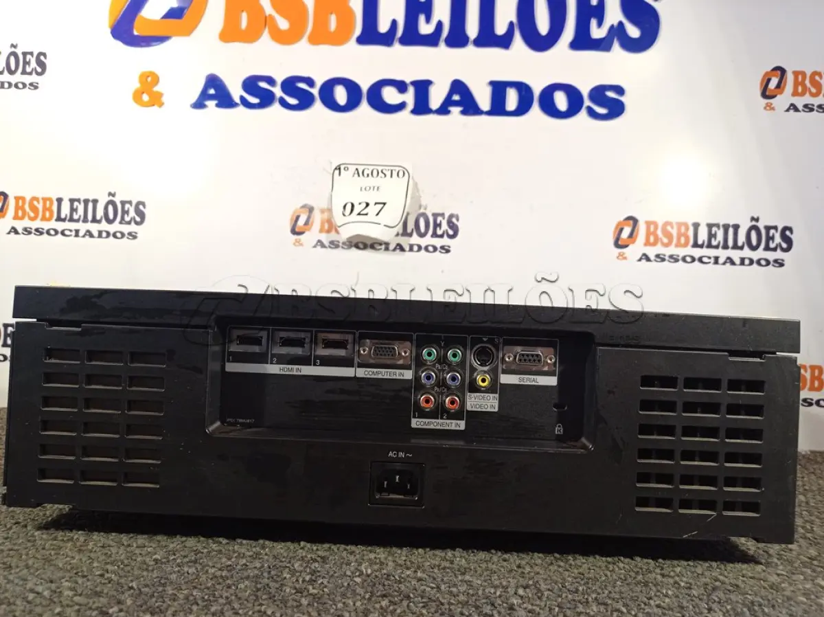 LOTE 027 - 01 PROJETOR PANASONIC PT-AE2000U. (NO ESTADO) ATENÇÃO! FAZER A VISITAÇÃO ANTES DE ARREMATAR, NÃO SABEMOS SE FUNCIONA. LEILÃO NÃO TEM GARANTIA E NEM DEVOLUÇÃO, SUJEITO A POSSÍVEIS AVARIAS VISÍVEIS/OCULTAS E/OU AUSÊNCIA DE COMPONENTES.