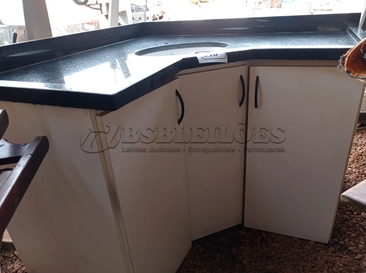 LOTE 540 - 01 ARMÁRIO DE CANTO PARA BANHEIRO COM PIA E PEDRA EM GRANITO (NO ESTADO) ATENÇÃO! FAZER A VISITAÇÃO ANTES DE ARREMATAR, NÃO SABEMOS SE FUNCIONA. LEILÃO NÃO TEM GARANTIA E NEM DEVOLUÇÃO, SUJEITO A POSSÍVEIS AVARIAS VISÍVEIS/OCULTAS E/OU AUSÊNCIA DE COMPONENTES.