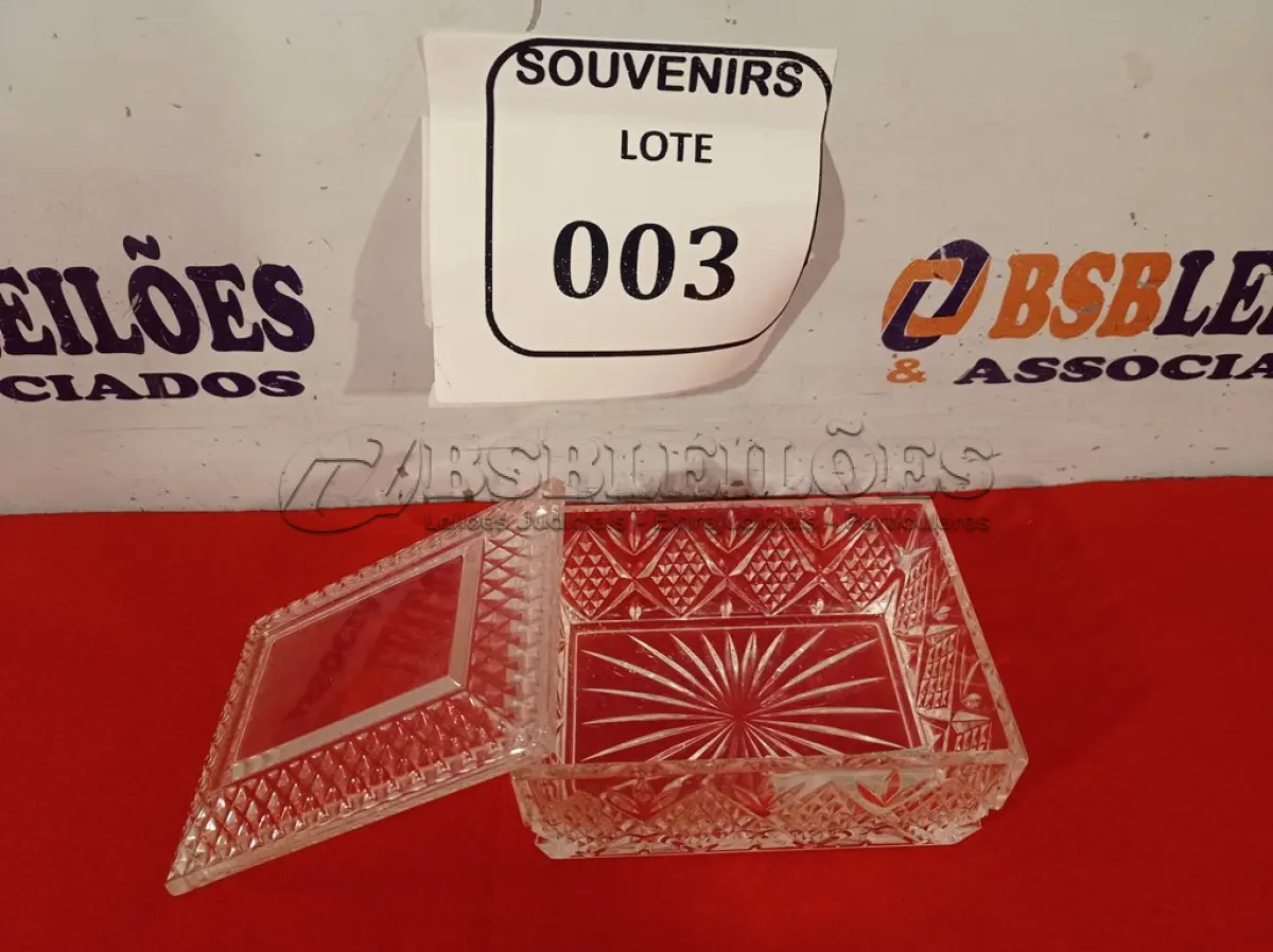 LOTE 003 - 01 CAIXINHA DE VIDRO COM TAMPA. (NO ESTADO EM QUE SE ENCONTRA) ATENÇÃO! FAZER A VISITAÇÃO ANTES DE ARREMATAR, NÃO SABEMOS SE FUNCIONA. LEILÃO NÃO TEM GARANTIA E NEM DEVOLUÇÃO, SUJEITO A POSSÍVEIS AVARIAS VISÍVEIS/OCULTAS E/OU AUSÊNCIA DE COMPONENTES.  