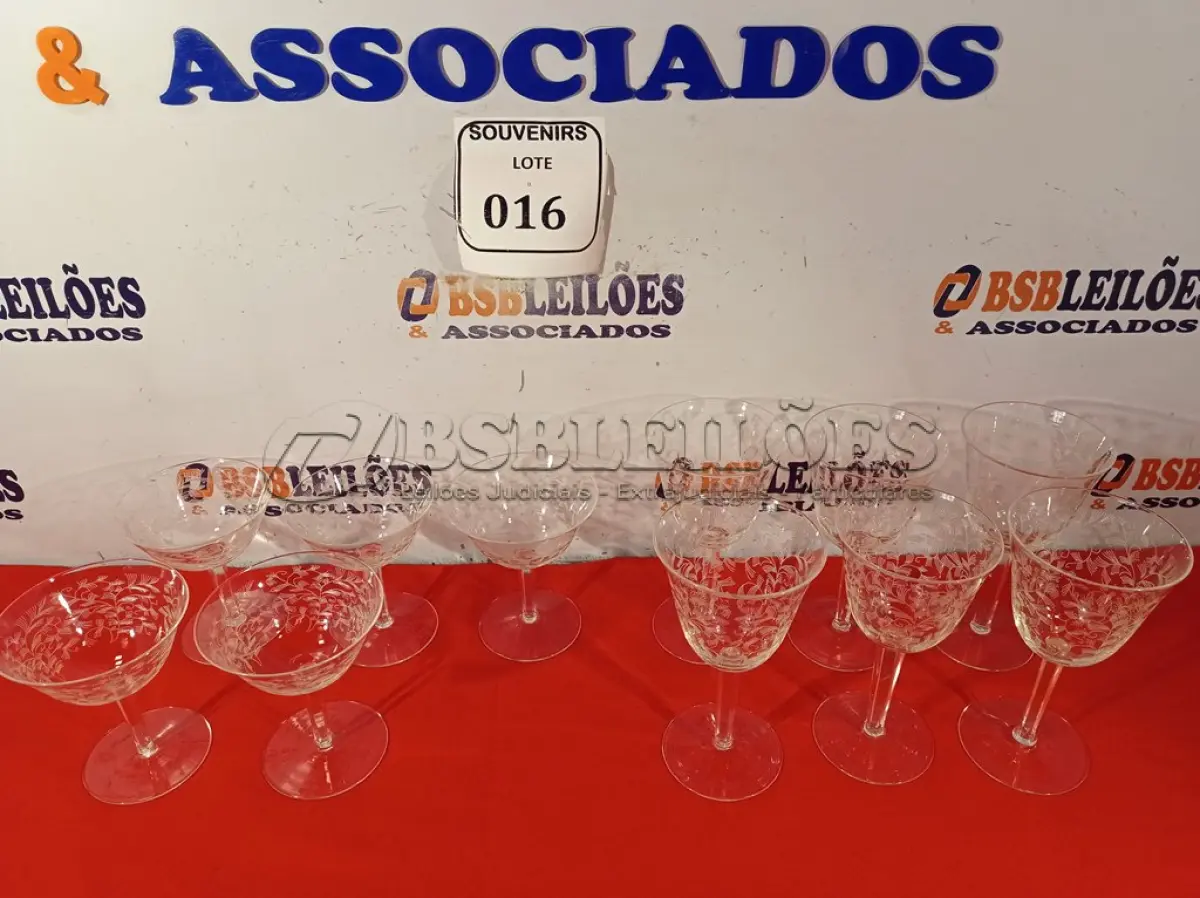 LOTE 016 - 06 TAÇAS EM CRISTAL PÉ ALTO PARA LICOR E 05 TAÇAS EM CRISTAL PÉ MÉDIO PARA LICOR. (NO ESTADO EM QUE SE ENCONTRA) ATENÇÃO! FAZER A VISITAÇÃO ANTES DE ARREMATAR, NÃO SABEMOS SE FUNCIONA. LEILÃO NÃO TEM GARANTIA E NEM DEVOLUÇÃO, SUJEITO A POSSÍVEIS AVARIAS VISÍVEIS/OCULTAS E/OU AUSÊNCIA DE COMPONENTES.  