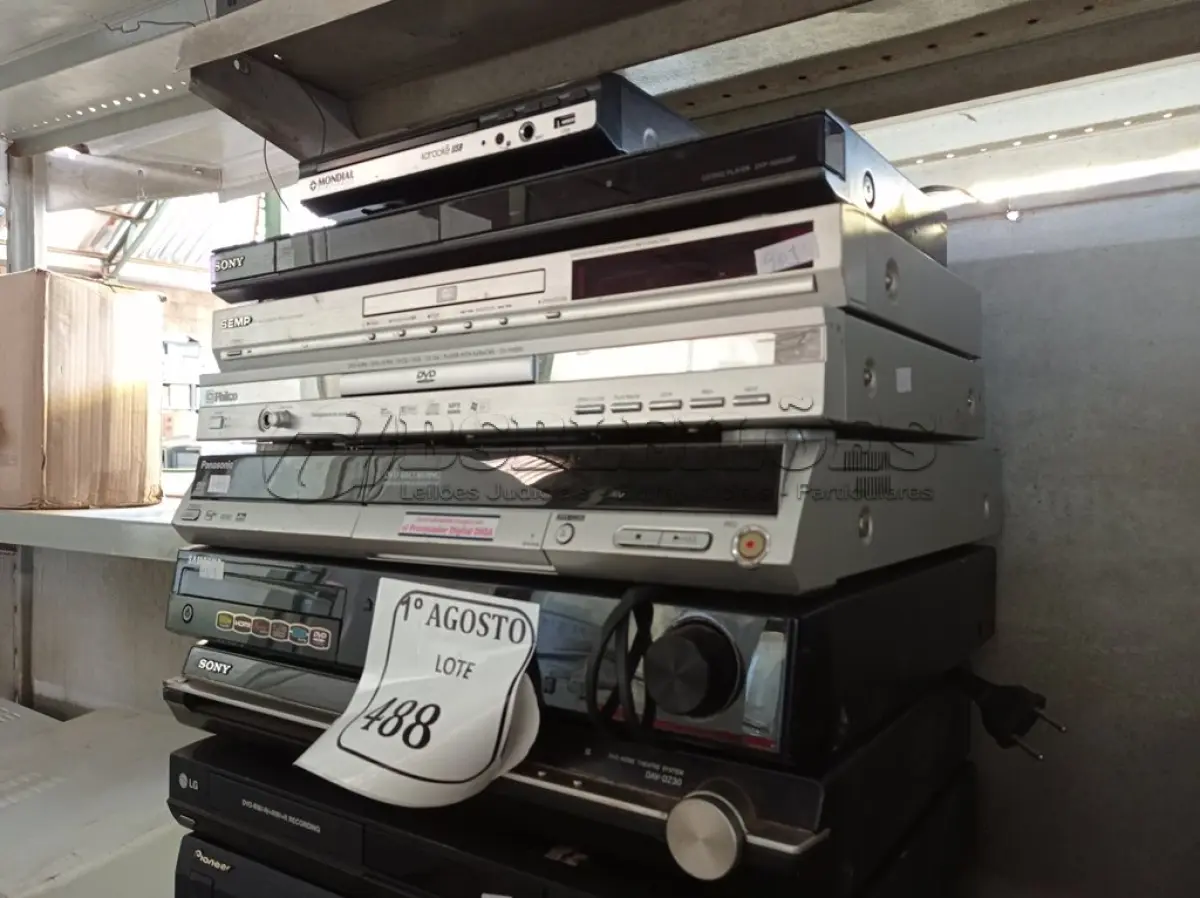 LOTE 488 - 10 APARELHOS DE DVD DIVERSOS.  (NO ESTADO) ATENÇÃO! FAZER A VISITAÇÃO ANTES DE ARREMATAR, NÃO SABEMOS SE FUNCIONA. LEILÃO NÃO TEM GARANTIA E NEM DEVOLUÇÃO, SUJEITO A POSSÍVEIS AVARIAS VISÍVEIS/OCULTAS E/OU AUSÊNCIA DE COMPONENTES.