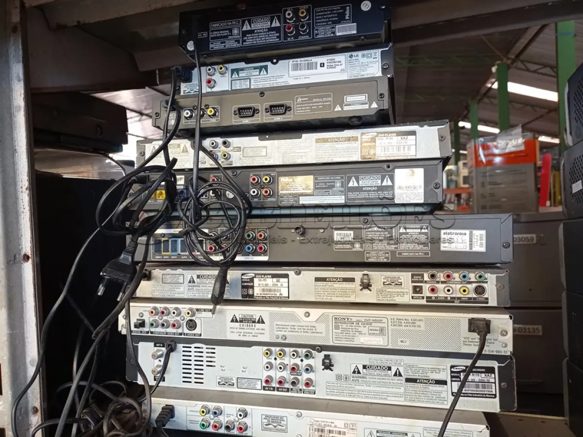 LOTE 469 - 11 APARELHOS DE DVD DIVERSOS.  (NO ESTADO) ATENÇÃO! FAZER A VISITAÇÃO ANTES DE ARREMATAR, NÃO SABEMOS SE FUNCIONA. LEILÃO NÃO TEM GARANTIA E NEM DEVOLUÇÃO, SUJEITO A POSSÍVEIS AVARIAS VISÍVEIS/OCULTAS E/OU AUSÊNCIA DE COMPONENTES.
