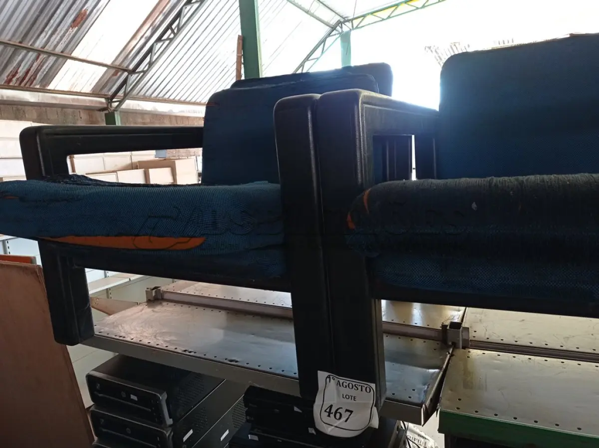 LOTE 467 - 02 POLTRONAS ESCRIBAS.  (NO ESTADO) ATENÇÃO! FAZER A VISITAÇÃO ANTES DE ARREMATAR, NÃO SABEMOS SE FUNCIONA. LEILÃO NÃO TEM GARANTIA E NEM DEVOLUÇÃO, SUJEITO A POSSÍVEIS AVARIAS VISÍVEIS/OCULTAS E/OU AUSÊNCIA DE COMPONENTES.