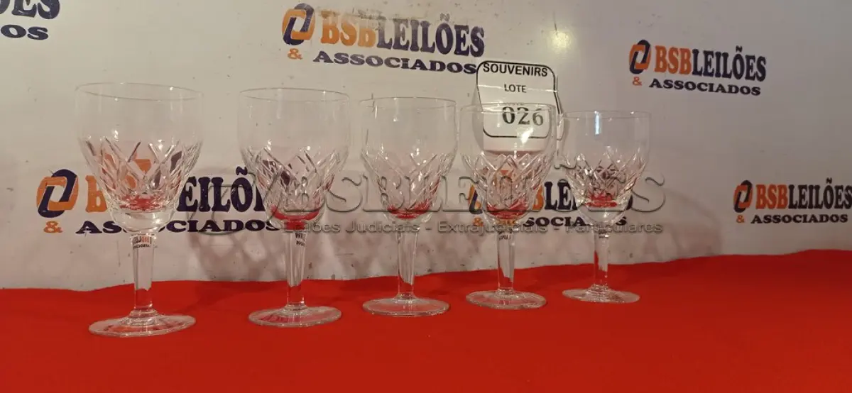 LOTE 026 - 05 TAÇAS EM CRISTAL PARA VINHO BRANCO. (NO ESTADO EM QUE SE ENCONTRA) ATENÇÃO! FAZER A VISITAÇÃO ANTES DE ARREMATAR, NÃO SABEMOS SE FUNCIONA. LEILÃO NÃO TEM GARANTIA E NEM DEVOLUÇÃO, SUJEITO A POSSÍVEIS AVARIAS VISÍVEIS/OCULTAS E/OU AUSÊNCIA DE COMPONENTES.  