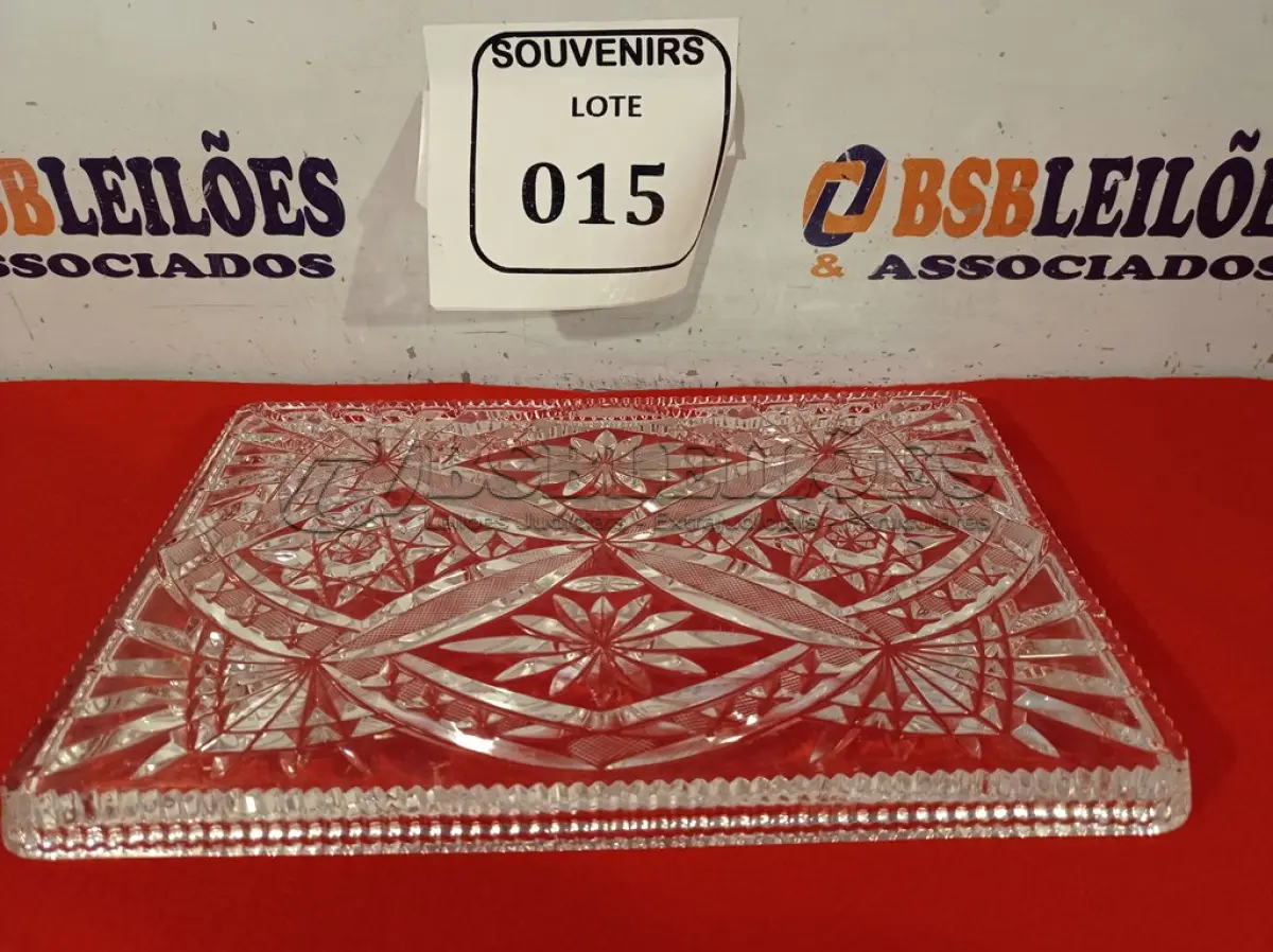 LOTE 015 - 01 BANDEJA CRISTAL BOHEMIA. (NO ESTADO EM QUE SE ENCONTRA) ATENÇÃO! FAZER A VISITAÇÃO ANTES DE ARREMATAR, NÃO SABEMOS SE FUNCIONA. LEILÃO NÃO TEM GARANTIA E NEM DEVOLUÇÃO, SUJEITO A POSSÍVEIS AVARIAS VISÍVEIS/OCULTAS E/OU AUSÊNCIA DE COMPONENTES.