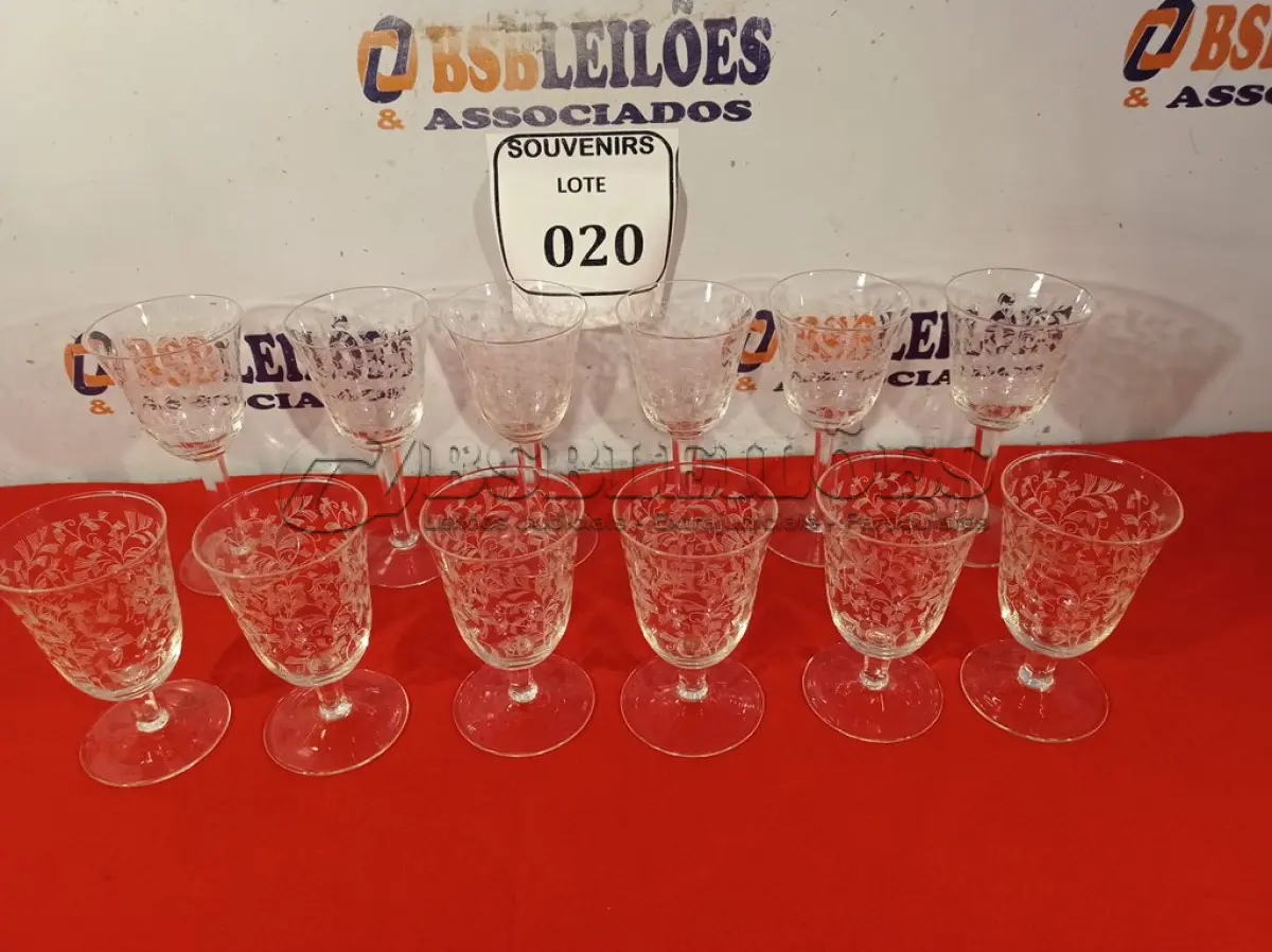 LOTE 020 - 06 TAÇAS EM CRISTAL PARA LICOR E 06 TAÇAS EM CRISTAL PARA VINHO.  (NO ESTADO EM QUE SE ENCONTRA) ATENÇÃO! FAZER A VISITAÇÃO ANTES DE ARREMATAR, NÃO SABEMOS SE FUNCIONA. LEILÃO NÃO TEM GARANTIA E NEM DEVOLUÇÃO, SUJEITO A POSSÍVEIS AVARIAS VISÍVEIS/OCULTAS E/OU AUSÊNCIA DE COMPONENTES.  