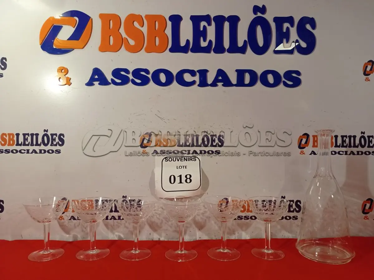 LOTE 018 - 01 GARRAFA PARA DECANTAÇÃO DE VINHO OU LICOR E 06 TAÇAS EM CRISTAL. (NO ESTADO EM QUE SE ENCONTRA) ATENÇÃO! FAZER A VISITAÇÃO ANTES DE ARREMATAR, NÃO SABEMOS SE FUNCIONA. LEILÃO NÃO TEM GARANTIA E NEM DEVOLUÇÃO, SUJEITO A POSSÍVEIS AVARIAS VISÍVEIS/OCULTAS E/OU AUSÊNCIA DE COMPONENTES.  