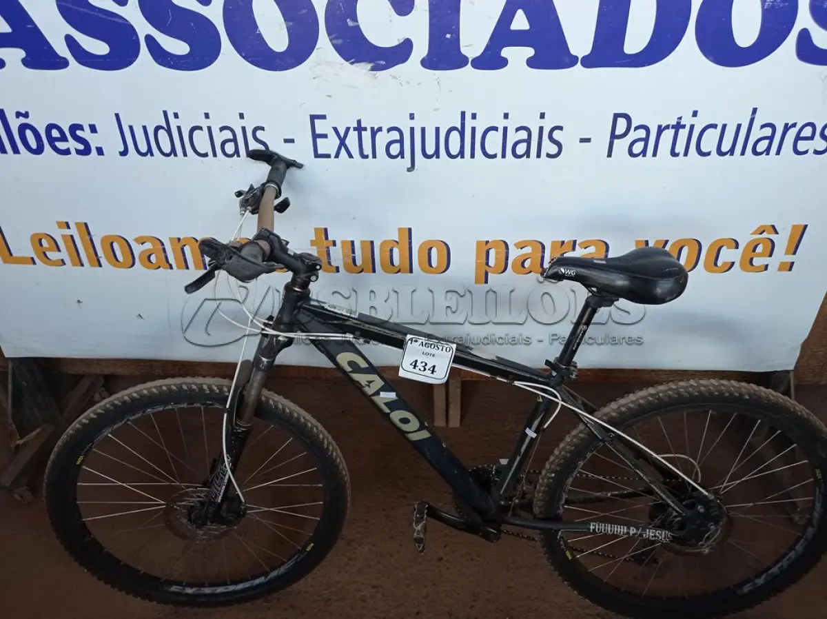 LOTE 434 - 01 BICICLETA MARCA CALOI. (NO ESTADO) ATENÇÃO! FAZER A VISITAÇÃO ANTES DE ARREMATAR, NÃO SABEMOS SE FUNCIONA. LEILÃO NÃO TEM GARANTIA E NEM DEVOLUÇÃO, SUJEITO A POSSÍVEIS AVARIAS VISÍVEIS/OCULTAS E/OU AUSÊNCIA DE COMPONENTES.