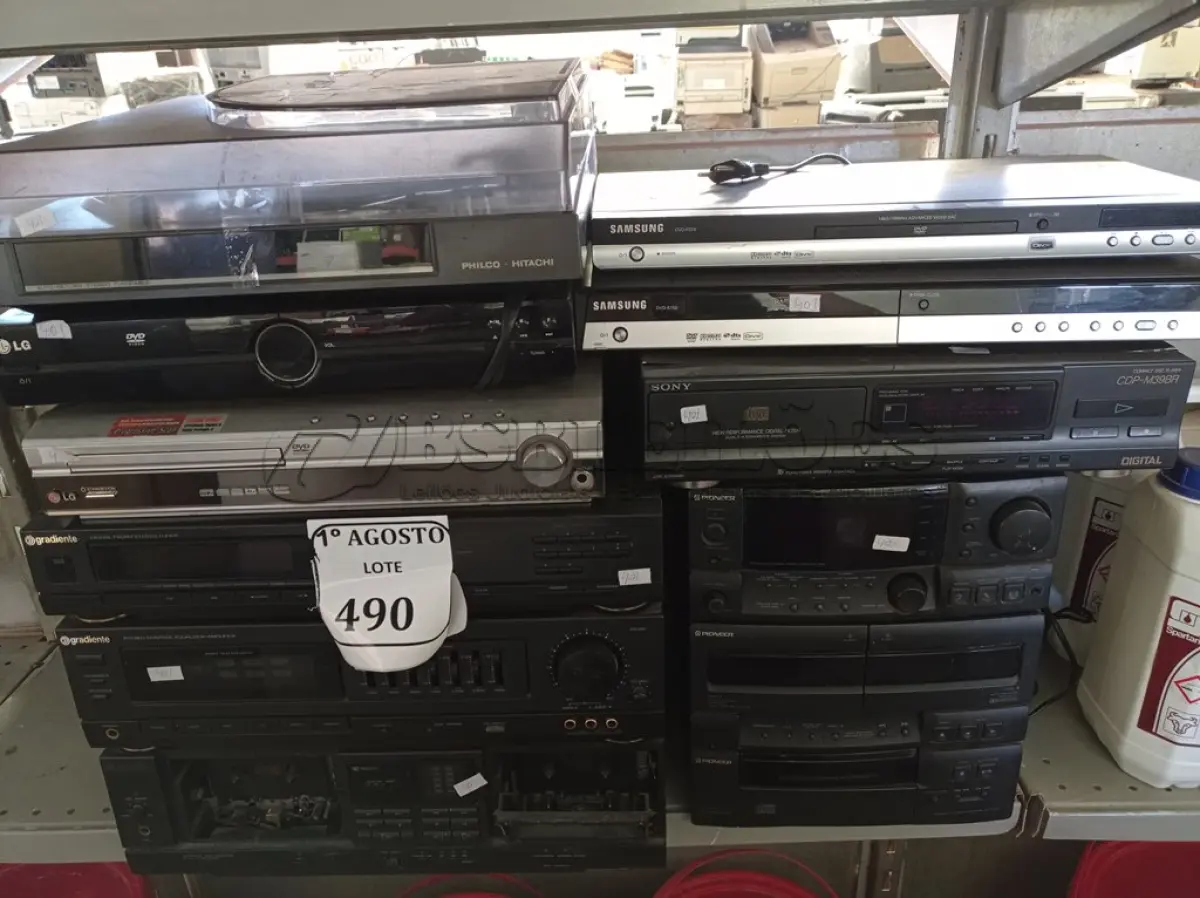 LOTE 490 - 02 APARELHOS DE SOM SEM CAIXA, 04 DVD DIVERSOS E 01 TOCA VINIL. (NO ESTADO) ATENÇÃO! FAZER A VISITAÇÃO ANTES DE ARREMATAR, NÃO SABEMOS SE FUNCIONA. LEILÃO NÃO TEM GARANTIA E NEM DEVOLUÇÃO, SUJEITO A POSSÍVEIS AVARIAS VISÍVEIS/OCULTAS E/OU AUSÊNCIA DE COMPONENTES.