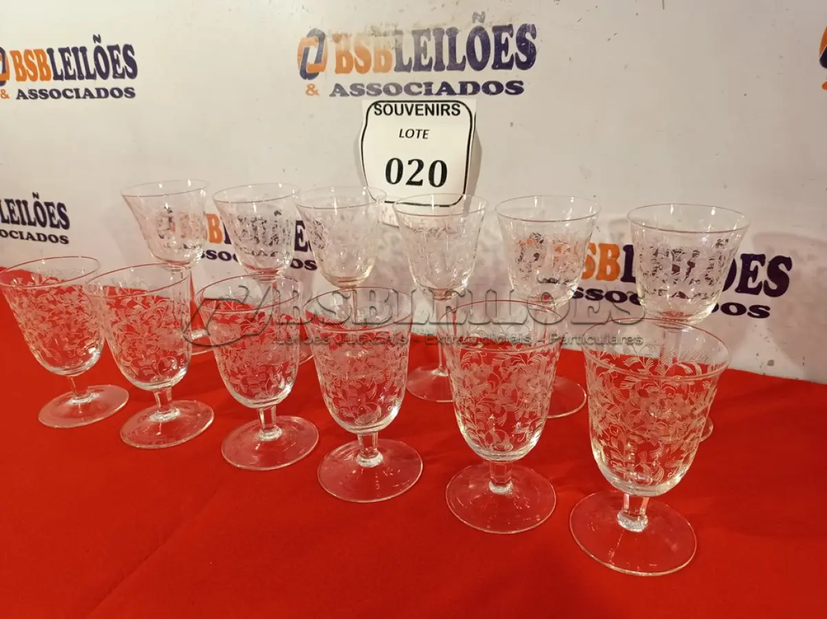 LOTE 020 - 06 TAÇAS EM CRISTAL PARA LICOR E 06 TAÇAS EM CRISTAL PARA VINHO.  (NO ESTADO EM QUE SE ENCONTRA) ATENÇÃO! FAZER A VISITAÇÃO ANTES DE ARREMATAR, NÃO SABEMOS SE FUNCIONA. LEILÃO NÃO TEM GARANTIA E NEM DEVOLUÇÃO, SUJEITO A POSSÍVEIS AVARIAS VISÍVEIS/OCULTAS E/OU AUSÊNCIA DE COMPONENTES.  