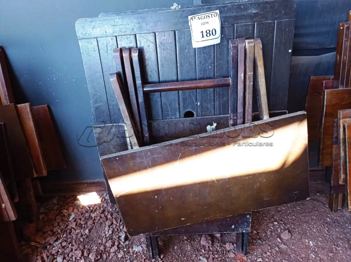 LOTE 180 - 03 MESAS DOBRÁVEIS EM MADEIRA COM AVARIAS. (NO ESTADO) ATENÇÃO! FAZER A VISITAÇÃO ANTES DE ARREMATAR, NÃO SABEMOS SE FUNCIONA. LEILÃO NÃO TEM GARANTIA E NEM DEVOLUÇÃO, SUJEITO A POSSÍVEIS AVARIAS VISÍVEIS/OCULTAS E/OU AUSÊNCIA DE COMPONENTES.