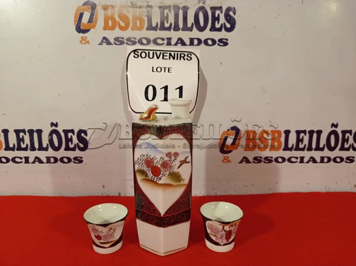 LOTE 011 - 01 GARRAFINHA DE SAQUÊ COM 02 COPOS FUNDO GUEISHA SATSUMA. (NO ESTADO EM QUE SE ENCONTRA) ATENÇÃO! FAZER A VISITAÇÃO ANTES DE ARREMATAR, NÃO SABEMOS SE FUNCIONA. LEILÃO NÃO TEM GARANTIA E NEM DEVOLUÇÃO, SUJEITO A POSSÍVEIS AVARIAS VISÍVEIS/OCULTAS E/OU AUSÊNCIA DE COMPONENTES.  