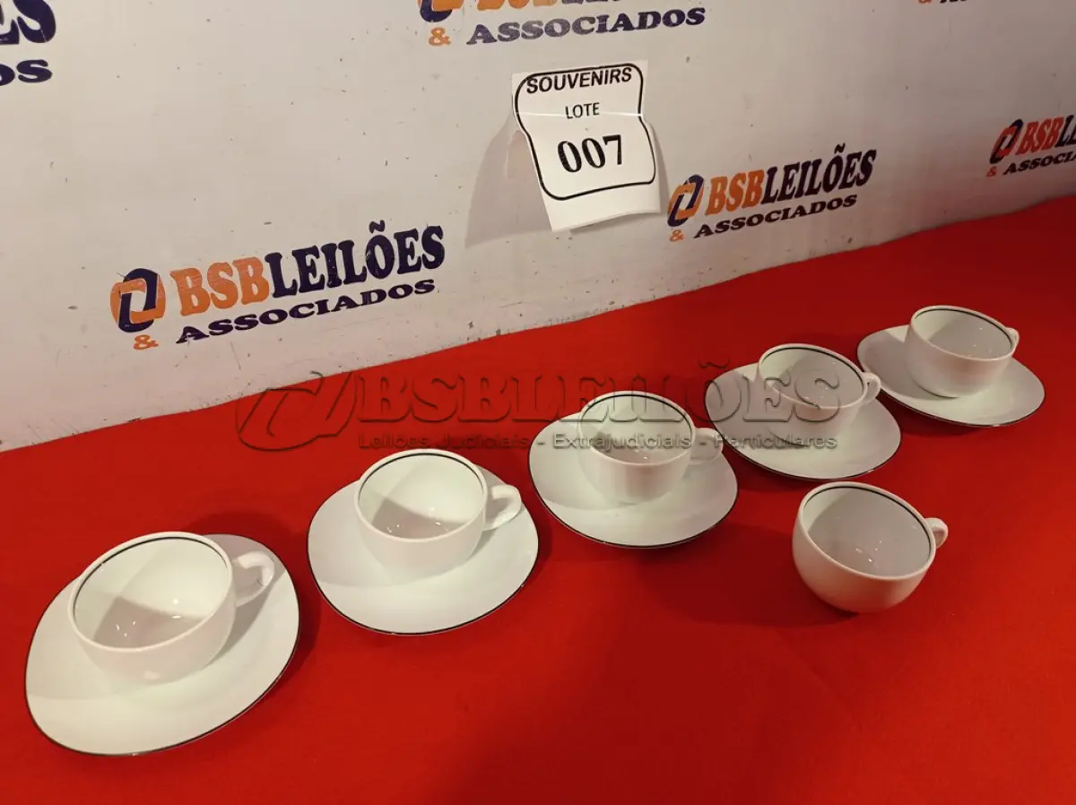 LOTE 007 - 01 CONJUNTO DE 06 XÍCARAS ALEMÃ FALTANDO 01 PIRES. (NO ESTADO EM QUE SE ENCONTRA) ATENÇÃO! FAZER A VISITAÇÃO ANTES DE ARREMATAR, NÃO SABEMOS SE FUNCIONA. LEILÃO NÃO TEM GARANTIA E NEM DEVOLUÇÃO, SUJEITO A POSSÍVEIS AVARIAS VISÍVEIS/OCULTAS E/OU AUSÊNCIA DE COMPONENTES.  