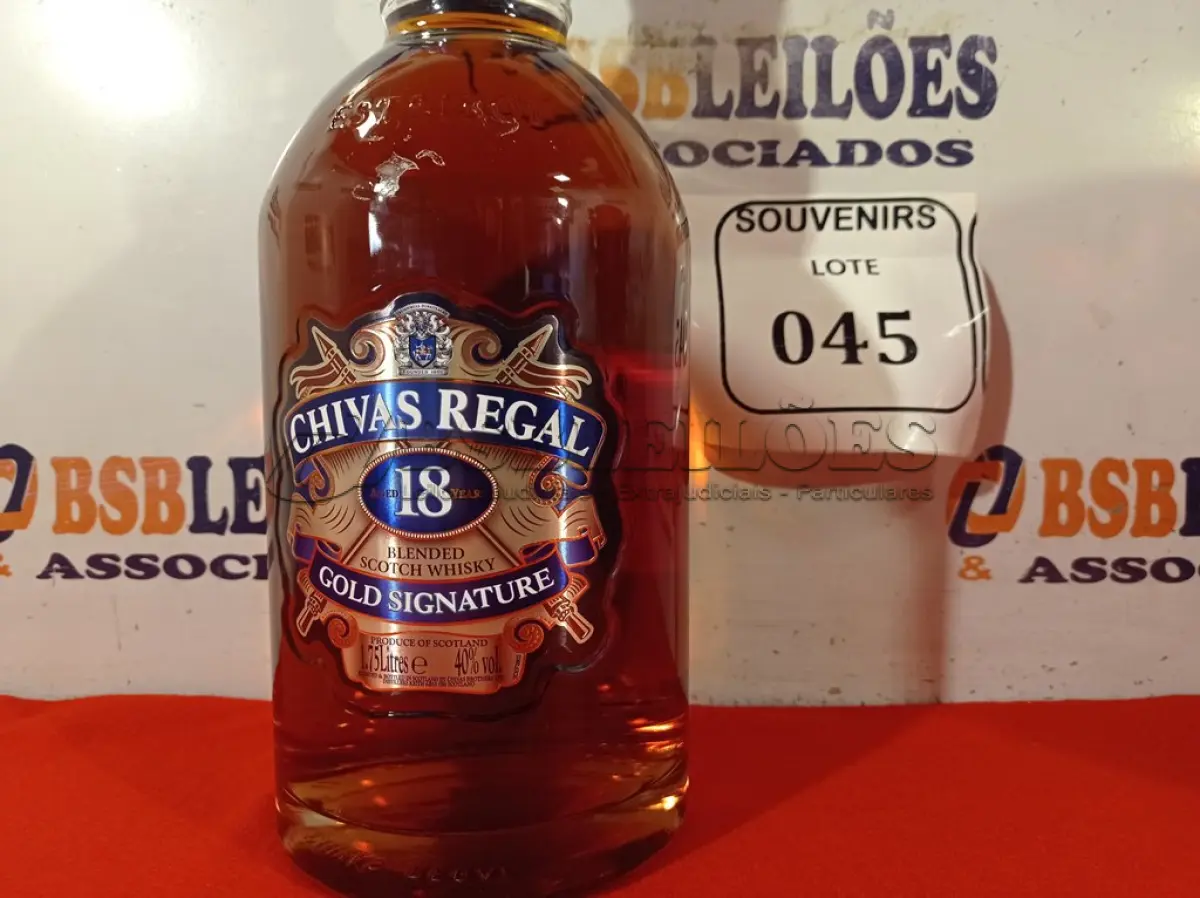 LOTE 045 -  01 GARRAFA DE WHISKY CHIVAS REGAL 18 ANOS GOLD SIGNATURE 750ML. LACRADO.  (NO ESTADO EM QUE SE ENCONTRA) ATENÇÃO! FAZER A VISITAÇÃO ANTES DE ARREMATAR, NÃO SABEMOS SE FUNCIONA. LEILÃO NÃO TEM GARANTIA E NEM DEVOLUÇÃO, SUJEITO A POSSÍVEIS AVARIAS VISÍVEIS/OCULTAS E/OU AUSÊNCIA DE COMPONENTES.  