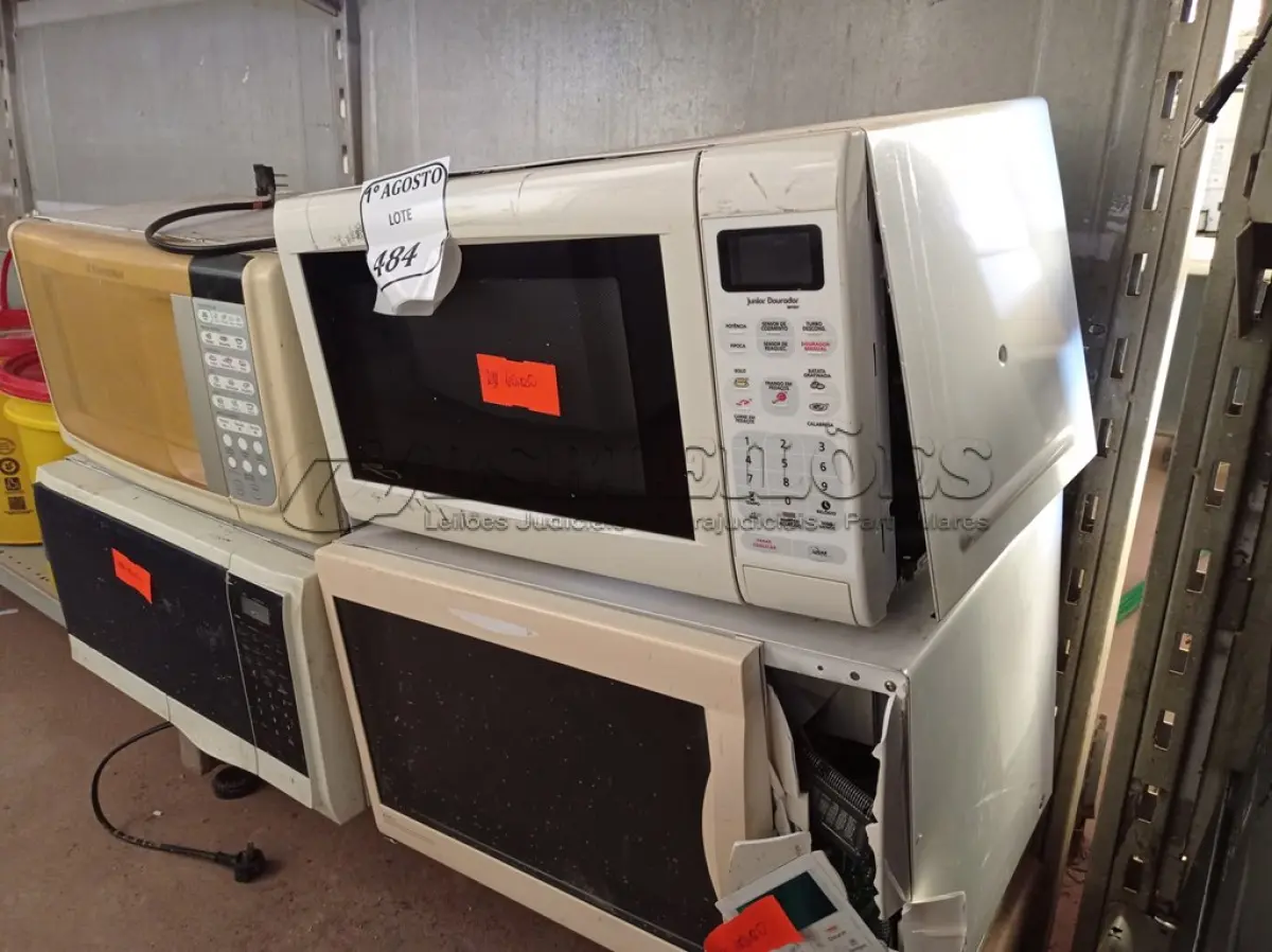 LOTE 484 - 04 MICRO ONDAS SENDO 01 MICRO ONDAS COM PRATO.  (NO ESTADO) ATENÇÃO! FAZER A VISITAÇÃO ANTES DE ARREMATAR, NÃO SABEMOS SE FUNCIONA. LEILÃO NÃO TEM GARANTIA E NEM DEVOLUÇÃO, SUJEITO A POSSÍVEIS AVARIAS VISÍVEIS/OCULTAS E/OU AUSÊNCIA DE COMPONENTES.