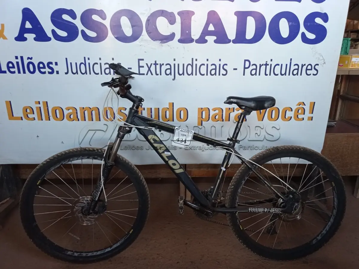 LOTE 434 - 01 BICICLETA MARCA CALOI. (NO ESTADO) ATENÇÃO! FAZER A VISITAÇÃO ANTES DE ARREMATAR, NÃO SABEMOS SE FUNCIONA. LEILÃO NÃO TEM GARANTIA E NEM DEVOLUÇÃO, SUJEITO A POSSÍVEIS AVARIAS VISÍVEIS/OCULTAS E/OU AUSÊNCIA DE COMPONENTES.