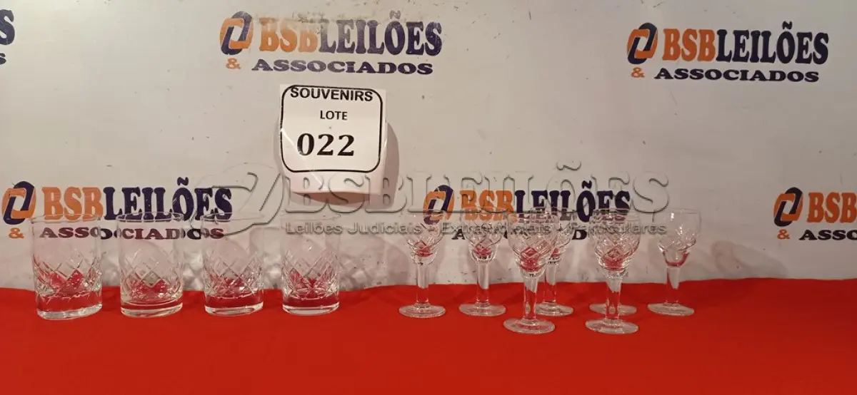 LOTE 022 - 01 BELÍSSIMO JOGO DE CRISTAL COM 07 TAÇAS E 04 COPOS PARA LICOR. (NO ESTADO EM QUE SE ENCONTRA) ATENÇÃO! FAZER A VISITAÇÃO ANTES DE ARREMATAR, NÃO SABEMOS SE FUNCIONA. LEILÃO NÃO TEM GARANTIA E NEM DEVOLUÇÃO, SUJEITO A POSSÍVEIS AVARIAS VISÍVEIS/OCULTAS E/OU AUSÊNCIA DE COMPONENTES.