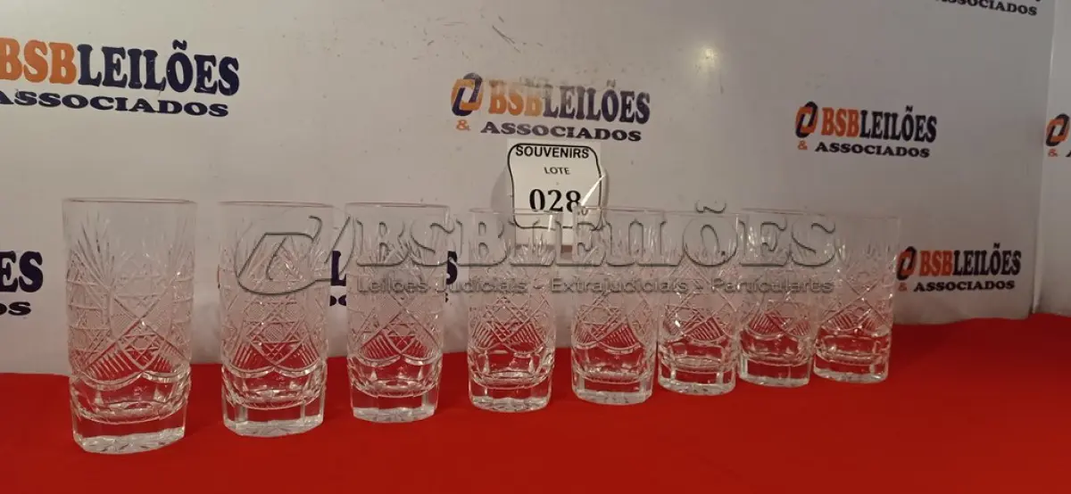LOTE 028 - 01 BELÍSSIMO JOGO COM 08 COPOS DE WHISKY CRISTAL TCHECO. (NO ESTADO EM QUE SE ENCONTRA) ATENÇÃO! FAZER A VISITAÇÃO ANTES DE ARREMATAR, NÃO SABEMOS SE FUNCIONA. LEILÃO NÃO TEM GARANTIA E NEM DEVOLUÇÃO, SUJEITO A POSSÍVEIS AVARIAS VISÍVEIS/OCULTAS E/OU AUSÊNCIA DE COMPONENTES.  