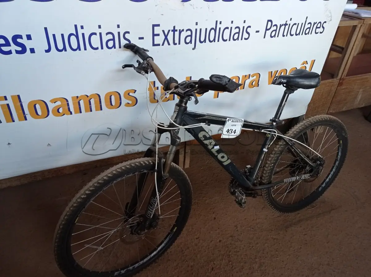 LOTE 434 - 01 BICICLETA MARCA CALOI. (NO ESTADO) ATENÇÃO! FAZER A VISITAÇÃO ANTES DE ARREMATAR, NÃO SABEMOS SE FUNCIONA. LEILÃO NÃO TEM GARANTIA E NEM DEVOLUÇÃO, SUJEITO A POSSÍVEIS AVARIAS VISÍVEIS/OCULTAS E/OU AUSÊNCIA DE COMPONENTES.