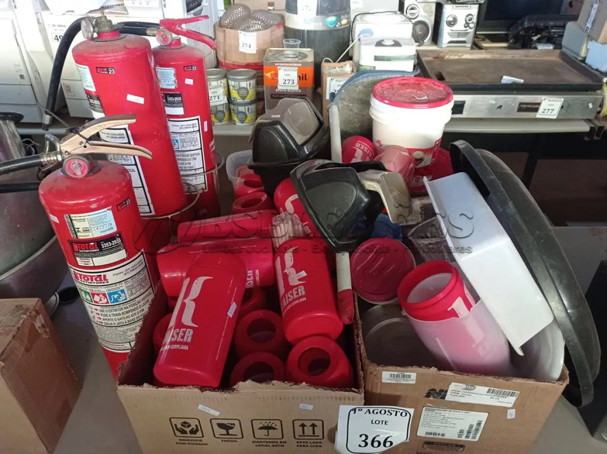 LOTE 366 - 01 CAIXA COM PORTAS GARRAFAS, UTENSÍLIOS PARA COZINHA E 03 EXTINTORES COM AVARIAS. (NO ESTADO) ATENÇÃO! FAZER A VISITAÇÃO ANTES DE ARREMATAR, NÃO SABEMOS SE FUNCIONA. LEILÃO NÃO TEM GARANTIA E NEM DEVOLUÇÃO, SUJEITO A POSSÍVEIS AVARIAS VISÍVEIS/OCULTAS E/OU AUSÊNCIA DE COMPONENTES.