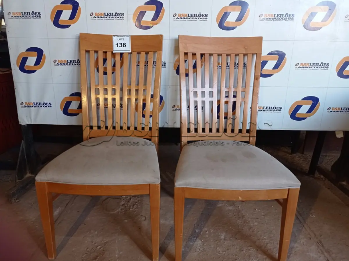 LOTE 136 - 02 CADEIRAS PÉS EM MADEIRA (CHAIR).  (NO ESTADO EM QUE SE ENCONTRA. SUJEITO A AVARIAS OCULTAS/VISÍVEIS.) BF8524L, BF8524S