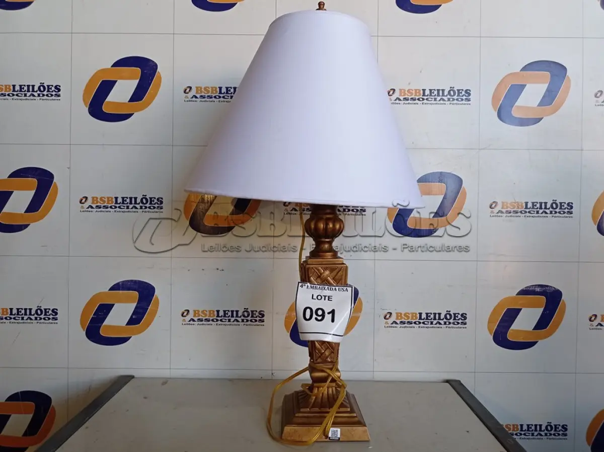 LOTE 091 - 01 ABAJUR COM CÚPULA LAMP. (NO ESTADO EM QUE SE ENCONTRA. SUJEITO A AVARIAS OCULTAS/VISÍVEIS.) AV9650A